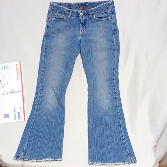 LUCKY BRAND JEANS SIZE 4/27 👖IN A BEAUTIFUL BLUE DEMIN FADED AND STRESSED - Picture 1 of 7